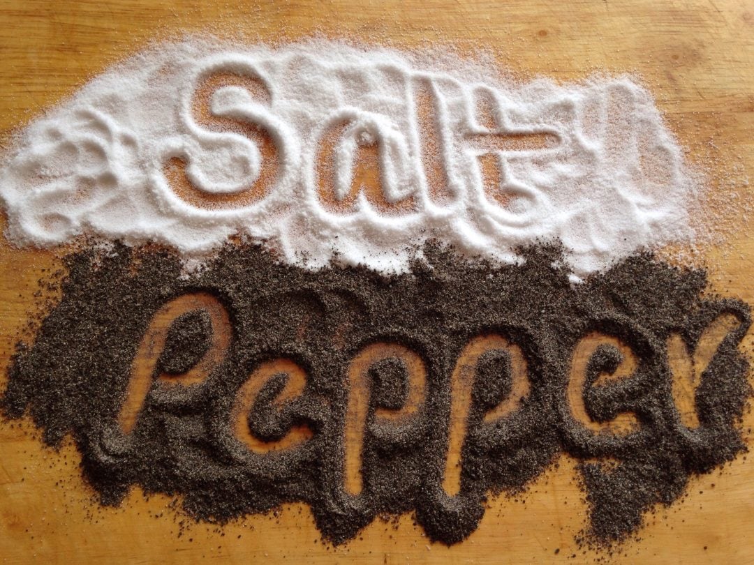 rótulo sobre pimienta y sal