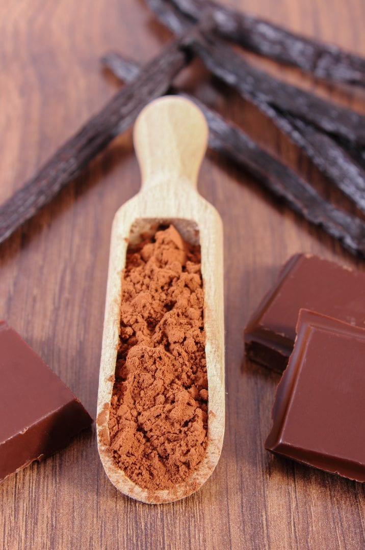 Cacao en polvo, chocolate y vainas de vainilla
