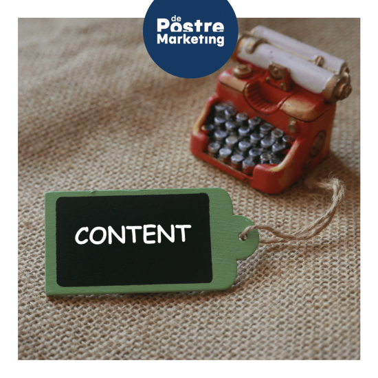 Máquina de escribir en miniatura con una etiqueta de contenido